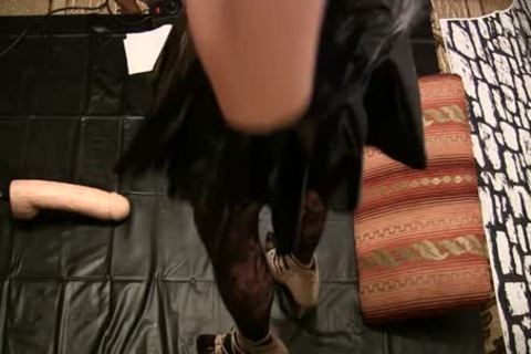Gurl In A Leather Suit, bonks A fucking-machines With A biggest dildo