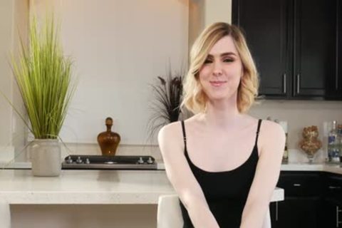 Trans Confessions With Ella Hollywood!