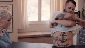 Injured dude receives His anal Barebacked By tranny Masseuse