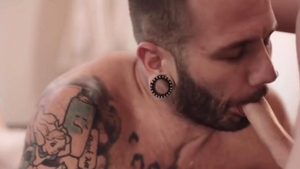 Injured dude receives His anal Barebacked By tranny Masseuse